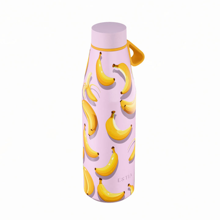 Πλάγια όψη θερμός Estia Flow Save The Aegean 500ml Banana Mood με παιχνιδιάρικο σχέδιο μπανάνας, λιλά καπάκι και κίτρινο λουράκι σιλικόνης.