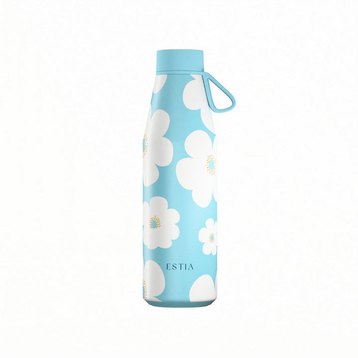 Θερμός Estia Flow Save The Aegean 500ml Blue Daisy με λευκά λουλούδια σε γαλάζιο φόντο, γαλάζιο καπάκι και λουράκι σιλικόνης.