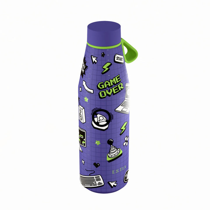 Θερμός μπουκάλι Flow Estia Save The Aegean 500ml Game Over με video game σχέδια, μωβ σώμα, πράσινο λουράκι σιλικόνης και εργονομικό σχεδιασμό.