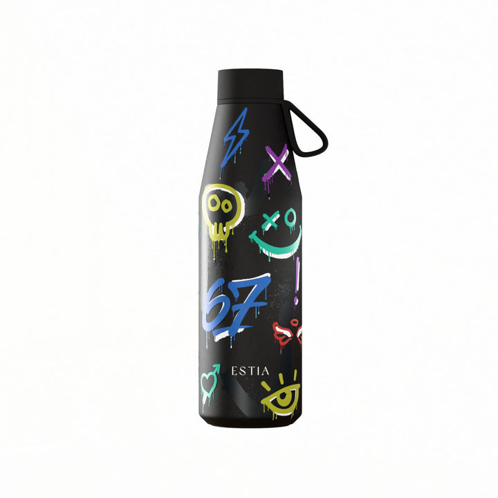 Θερμός Estia Flow Save The Aegean 500ml Six Seven με πολύχρωμο graffiti σχέδιο σε μαύρο φόντο, λουράκι σιλικόνης και ανοξείδωτη κατασκευή.
