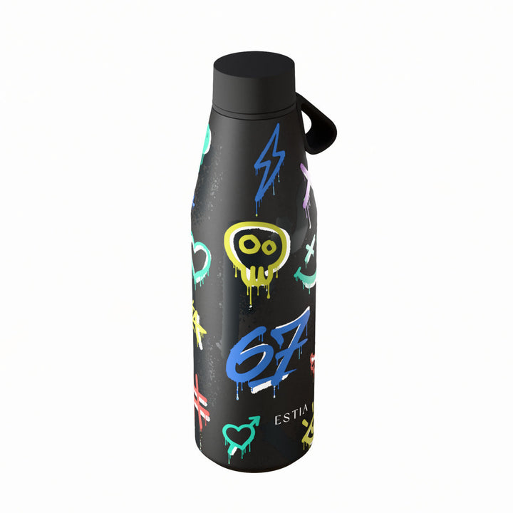Θερμός μπουκάλι Flow Estia Save The Aegean 500ml Six Seven με graffiti σχέδιο σε μαύρο φόντο, λουράκι σιλικόνης και εργονομικό σχεδιασμό.