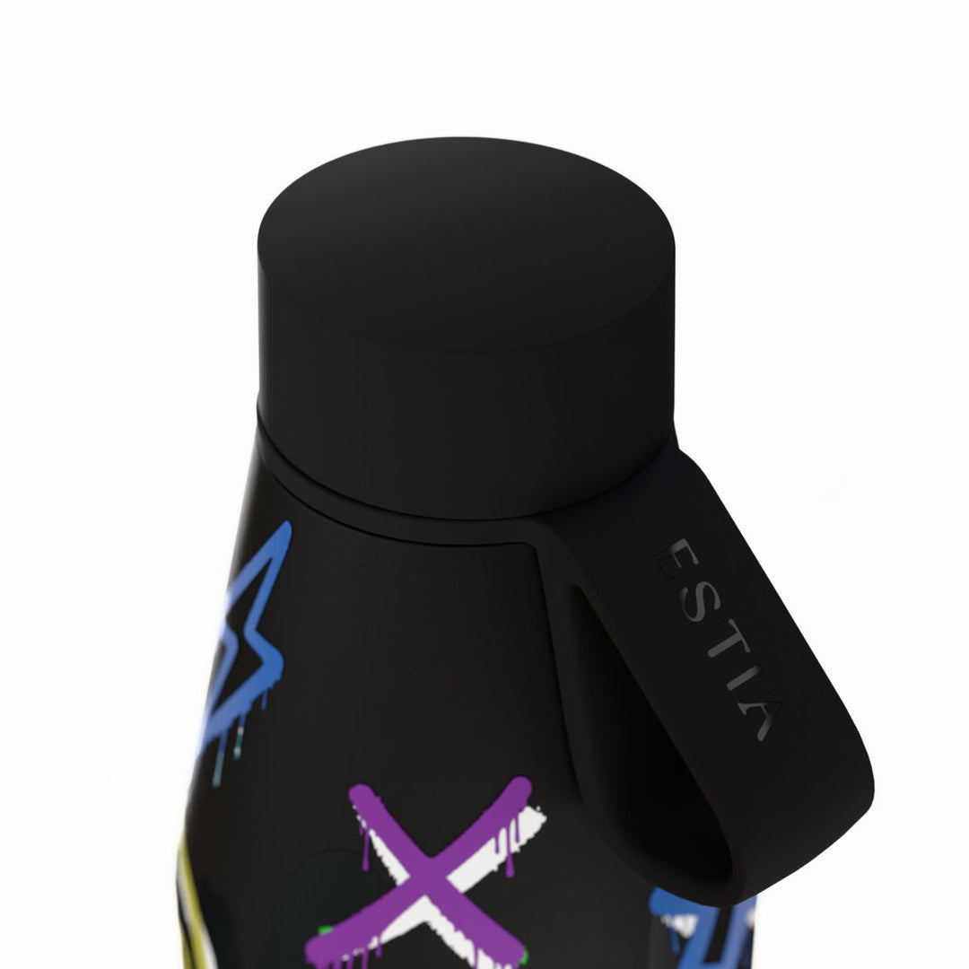 Θερμός Flow Estia Save The Aegean 500ml Six Seven με μαύρο καπάκι, λουράκι σιλικόνης και πολύχρωμο graffiti σχέδιο.
