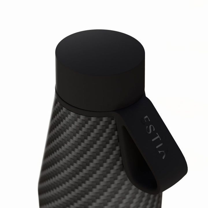 Θερμός μπουκάλι Flow Estia Save The Aegean 500ml Carbon Fibre με μαύρο καπάκι, λουράκι σιλικόνης και ανθρακί carbon υφή.