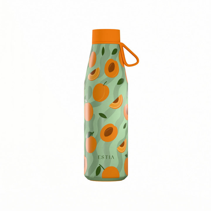 Θερμός Estia Flow Save The Aegean 500ml Peach Garden με σχέδιο ροδάκινων σε πράσινο φόντο, πορτοκαλί καπάκι και λουράκι σιλικόνης.