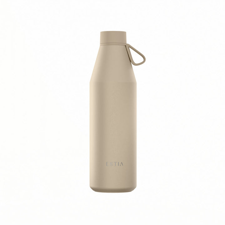 Θερμός Estia Flow Save The Aegean 800ml Dune σε μπεζ απόχρωση με ματ φινίρισμα, καπάκι και λουράκι σιλικόνης.