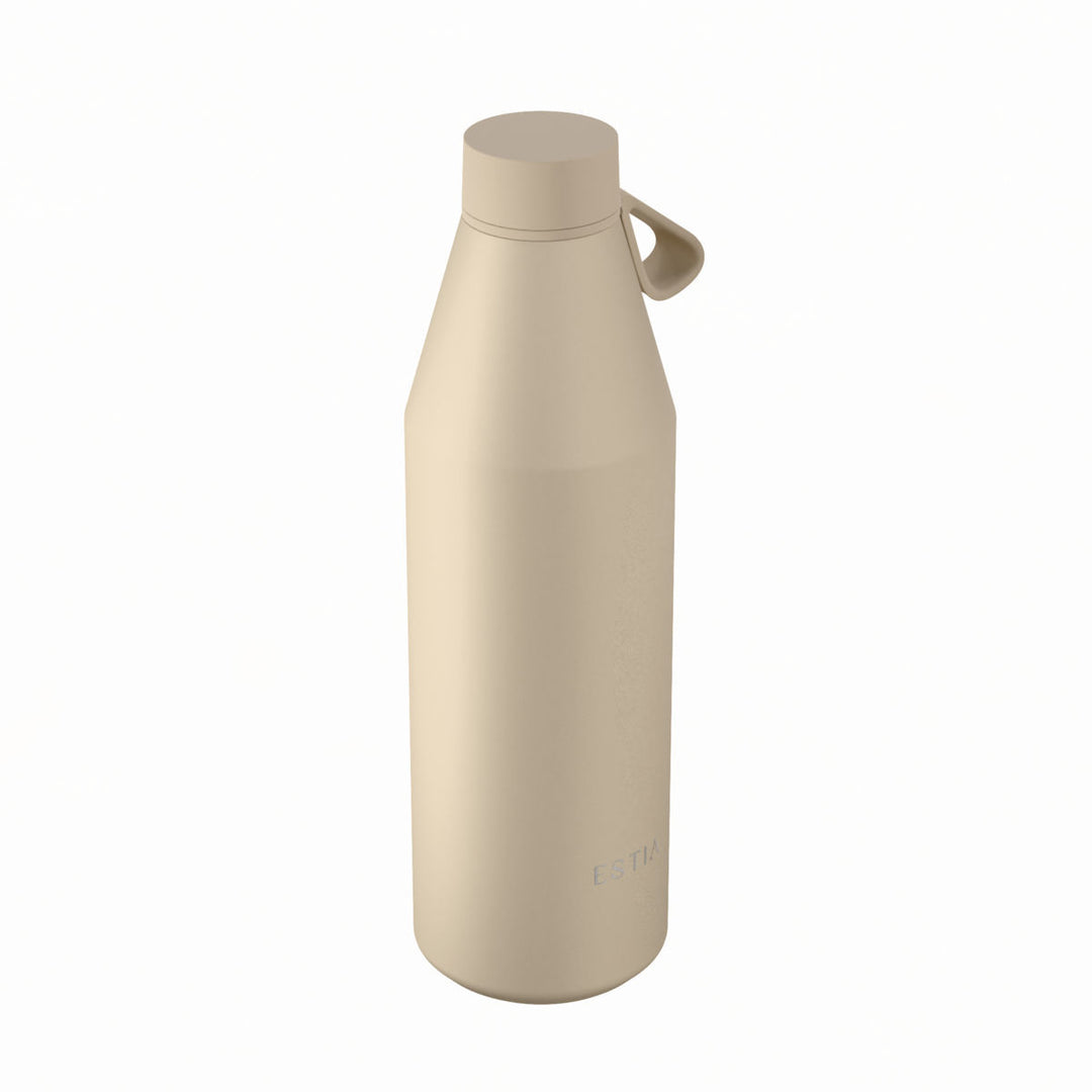 Πλάγια όψη θερμός Estia Flow Save The Aegean 800ml Dune σε μπεζ απόχρωση με εργονομικό σχεδιασμό και λουράκι σιλικόνης.