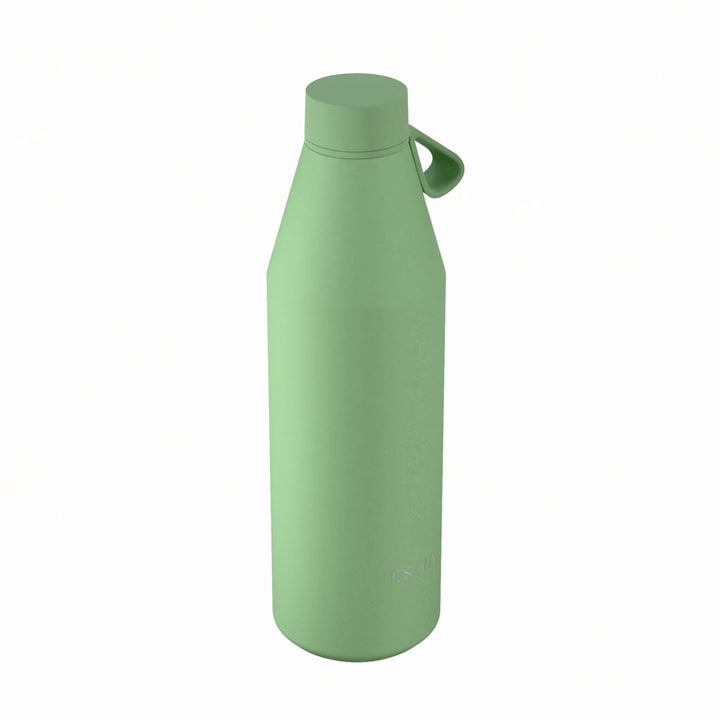 Πλάγια όψη θερμός Estia Flow Save The Aegean 800ml Pine σε απαλό πράσινο χρώμα με εργονομικό σχεδιασμό και λουράκι σιλικόνης.