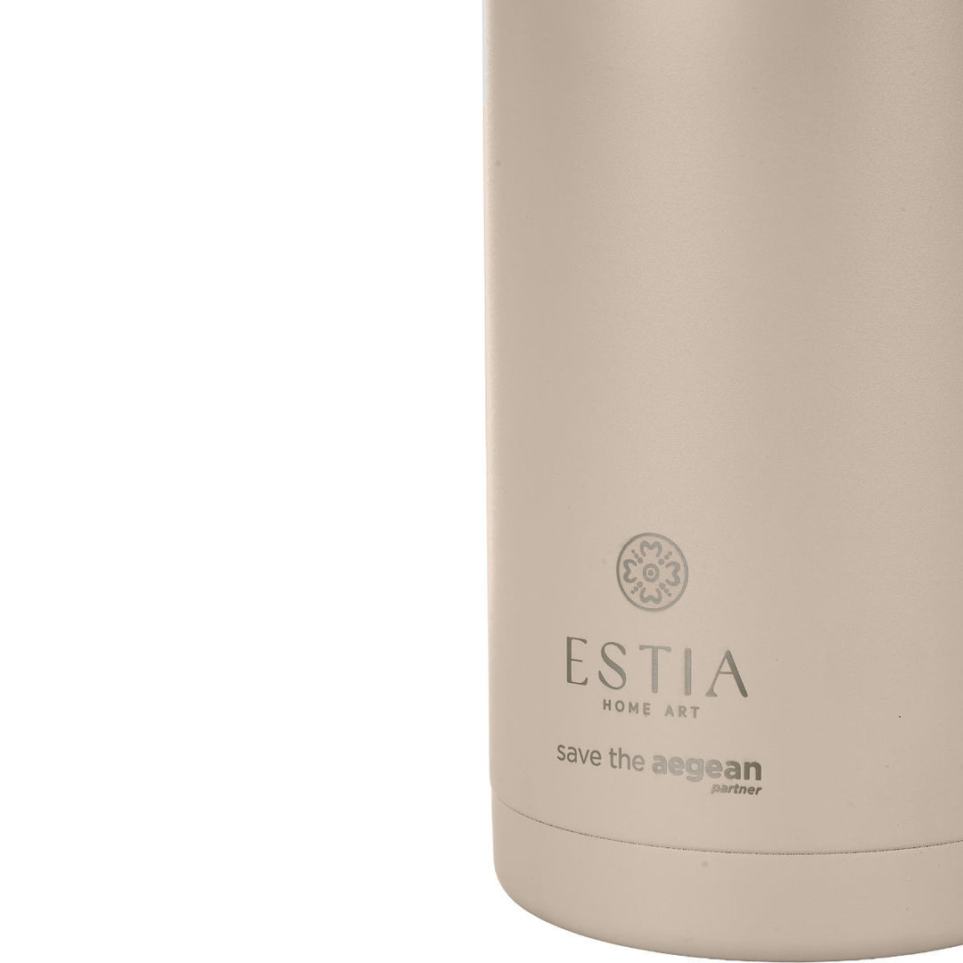 Λεπτομέρεια του θερμού Estia σε χρώμα dune με ματ επιφάνεια και λογότυπο Save The Aegean.