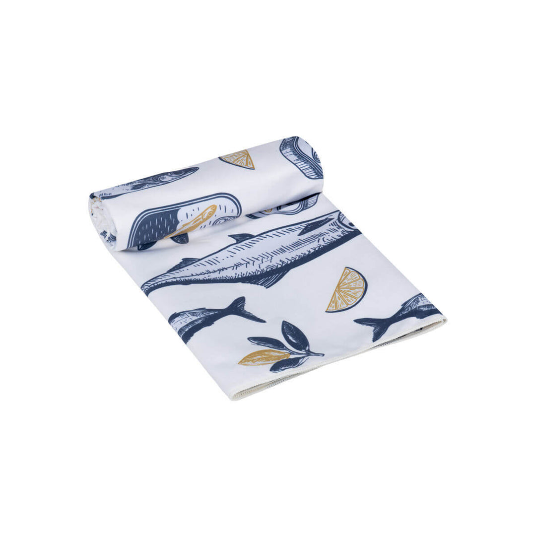 Διπλωμένη πετσέτα θαλάσσης microfiber με μοτίβο ψάρια, λεμόνια και κονσέρβες, τοποθετημένη σε λευκό φόντο.