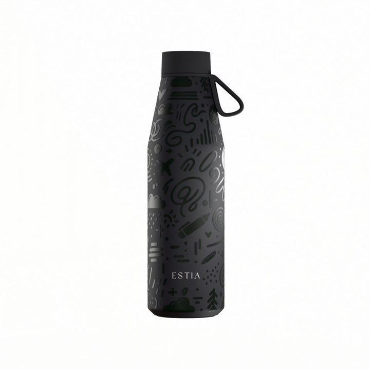 Θερμός Estia Flow Save The Aegean 500ml Noir Echo σε μαύρο χρώμα με αφηρημένο σχέδιο σε αποχρώσεις του μαύρου και λουράκι σιλικόνης.