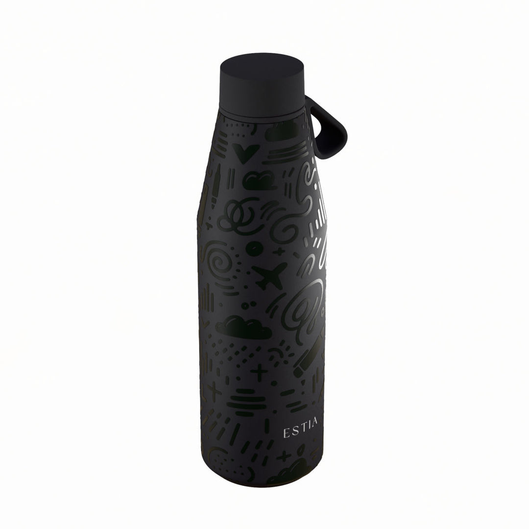 Πλάγια όψη θερμός Estia Flow Save The Aegean 500ml Noir Echo με αφηρημένο σχέδιο σε αποχρώσεις του μαύρου και λουράκι σιλικόνης.
