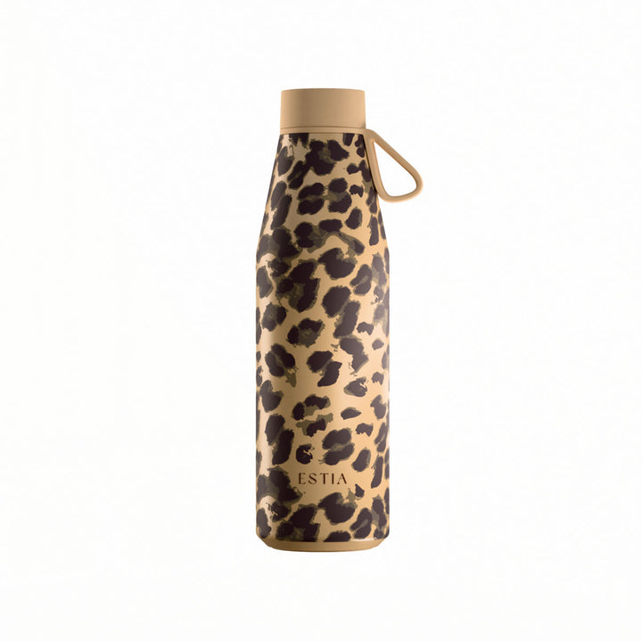 Θερμός Estia Flow Save The Aegean 500ml Spotted Prowl με λεοπάρ σχέδιο σε μπεζ και καφέ αποχρώσεις, μπεζ καπάκι και λουράκι σιλικόνης.