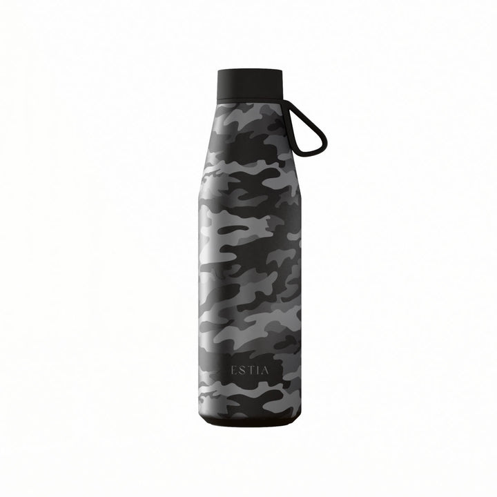 Θερμός Estia Flow Save The Aegean 500ml Dark Camo με γκρι παραλλαγής σχέδιο camouflage, μαύρο καπάκι και λουράκι σιλικόνης.
