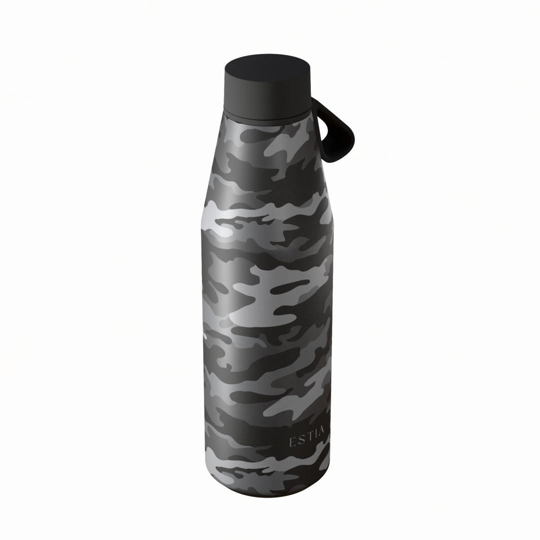 Πλάγια όψη θερμός Estia Flow Save The Aegean 500ml Dark Camo με σχέδιο γκρι camouflage, εργονομικό σχεδιασμό και λουράκι σιλικόνης.
