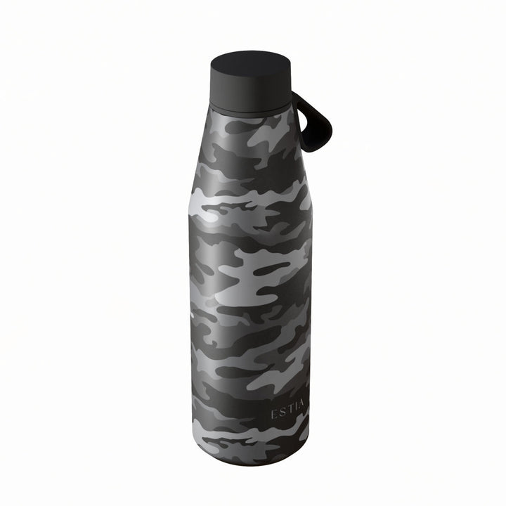 Πλάγια όψη θερμός Estia Flow Save The Aegean 500ml Dark Camo με σχέδιο γκρι camouflage, εργονομικό σχεδιασμό και λουράκι σιλικόνης.