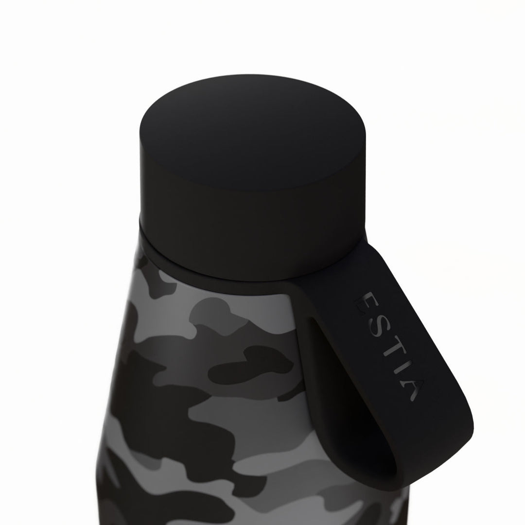 Κοντινή λήψη του θερμός Flow Estia Save The Aegean 500ml Dark Camo με μαύρο καπάκι, λουράκι σιλικόνης και σχέδιο γκρι παραλλαγής.