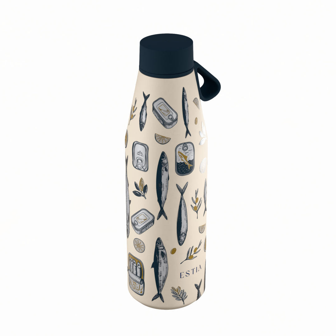 Πλάγια όψη θερμός Estia Flow Save The Aegean 500ml Salt Life με σχέδιο από ψάρια, κονσέρβες, λεμόνια και κλαδιά ελιάς, σε εκρού φόντο.