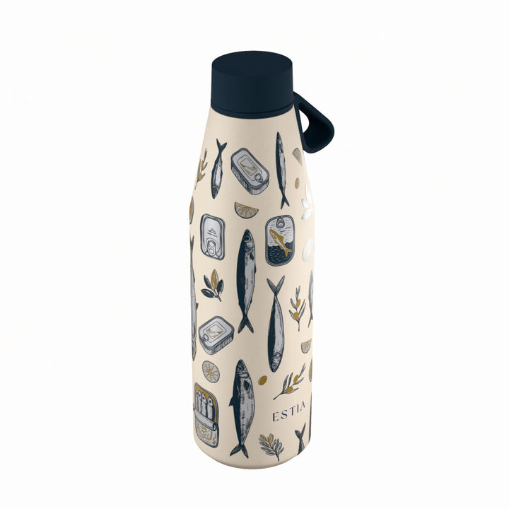 Πλάγια όψη θερμός Estia Flow Save The Aegean 500ml Salt Life με σχέδιο από ψάρια, κονσέρβες, λεμόνια και κλαδιά ελιάς, σε εκρού φόντο.