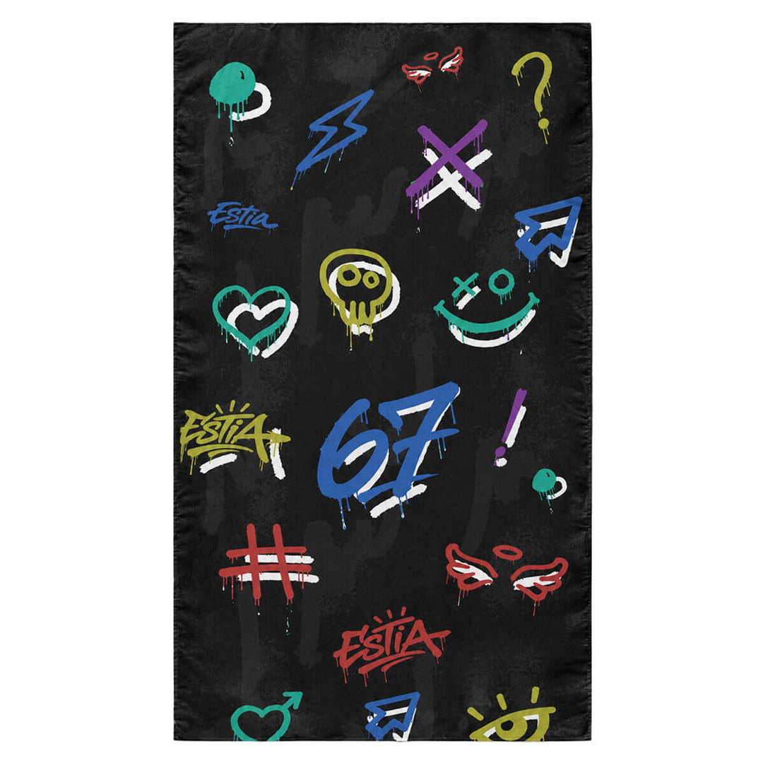 Πετσέτα θαλάσσης microfiber με μαύρο φόντο και graffiti σχέδια, πολύχρωμα urban σύμβολα και street art μοτίβα, ιδανική για παραλία και καλοκαιρινές εξορμήσεις.