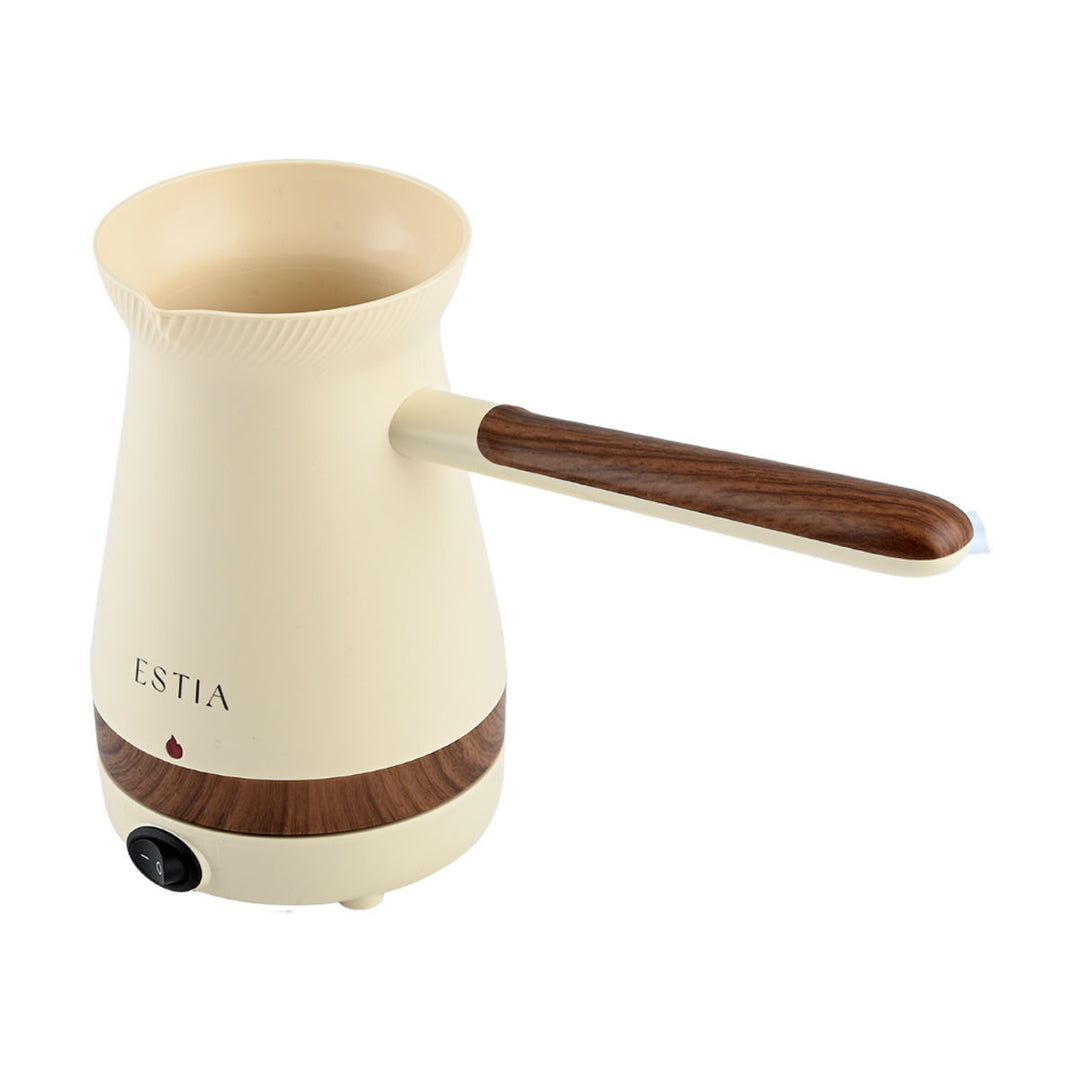 Ηλεκτρικό μπρίκι Estia Pure Cream σε πλάγια όψη, με κρεμ σώμα, λαβή με όψη ξύλου και διακόπτη λειτουργίας.