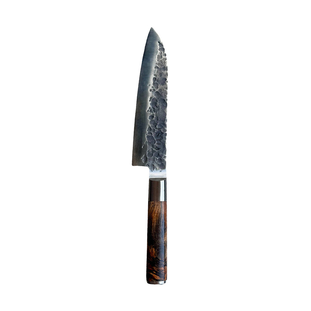Χειροποίητο σφυρήλατο μαχαίρι Santoku Kyoto Estia, με ανάγλυφη μεταλλική λεπίδα και εργονομική ξύλινη λαβή σε σκούρα καφέ απόχρωση.