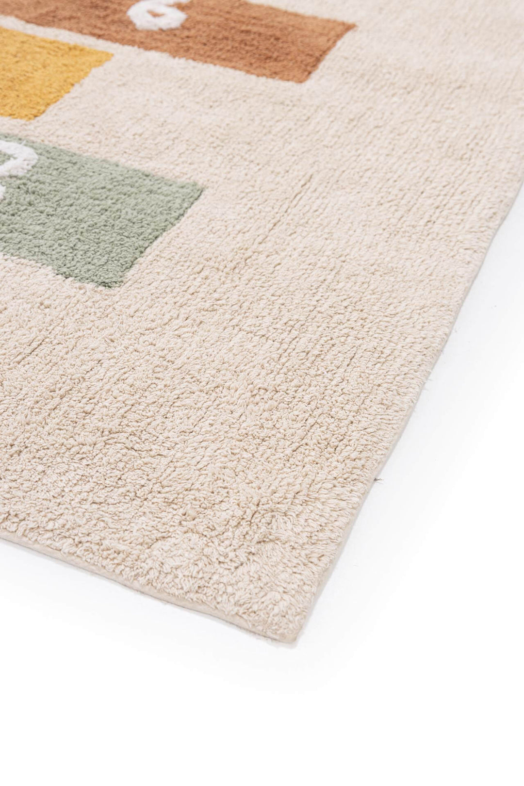 Παιδικό χαλί Little Steps της Royal Carpet σε ουδέτερη απόχρωση, σε κοντινή λεπτομέρεια, με παιχνιδιάρικο σχέδιο κουτσό και εμφανή υφή επιφάνειας.
