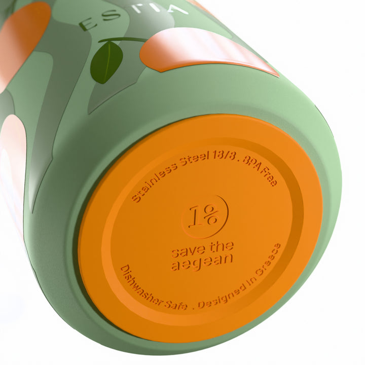 Λεπτομέρεια της βάσης του θερμός Lens της Estia με σχέδιο βερίκοκο και ανάγλυφο λογότυπο Save the Aegean από ανοξείδωτο ατσάλι.