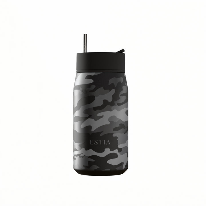 Estia θερμός Lens με σχέδιο παραλλαγής camouflage σε αποχρώσεις μαύρου και γκρι, μεταλλικό καλαμάκι και καπάκι πολλαπλών χρήσεων, σε λευκό φόντο.