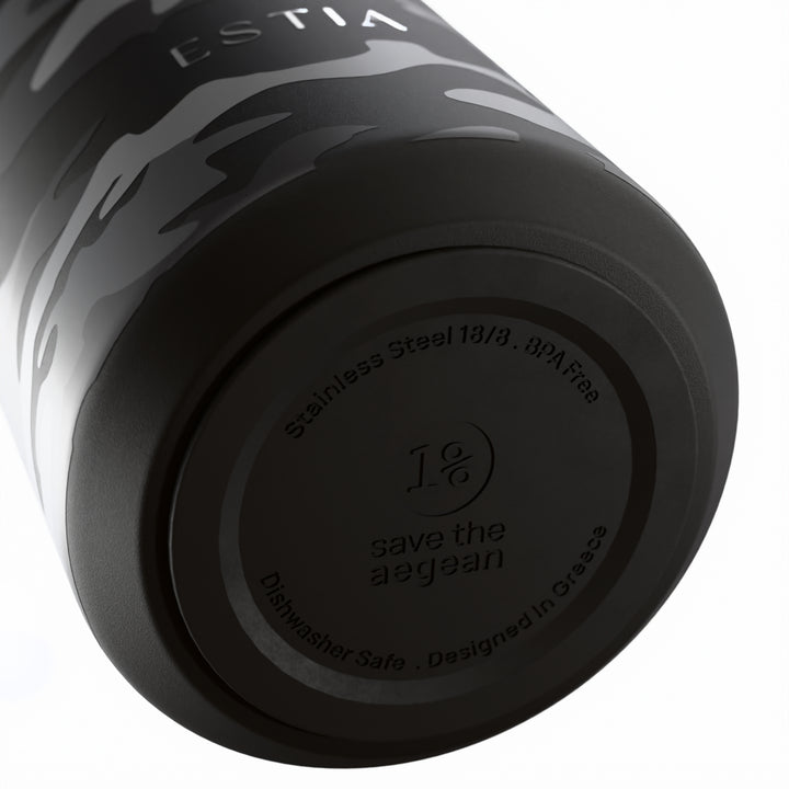 Λεπτομέρεια της βάσης του θερμός Lens της Estia με σχέδιο camouflage και ανάγλυφο λογότυπο Save the Aegean από ανοξείδωτο ατσάλι.