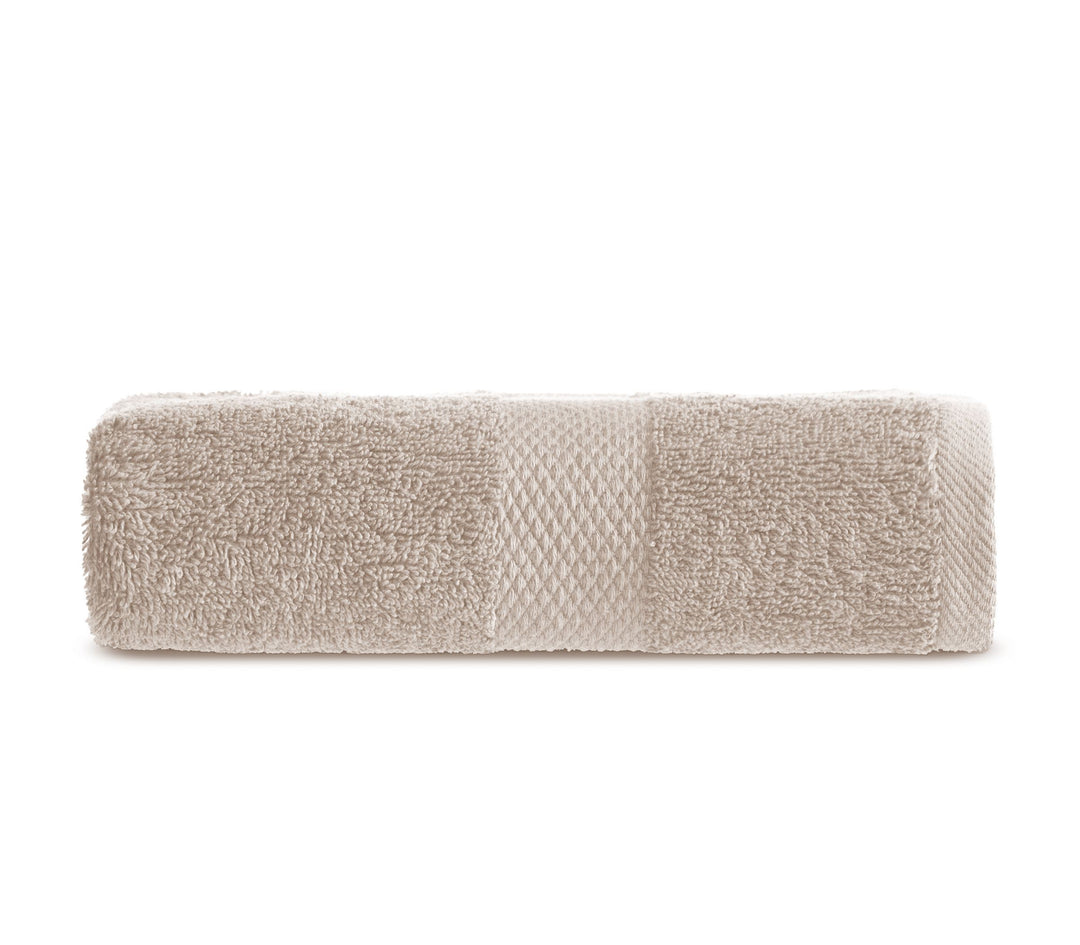 Τυλιγμένη μπεζ πετσέτα χεριών Nef-Nef Homeware που αναδεικνύει τη βελούδινη υφή και το διακοσμητικό τελείωμα.