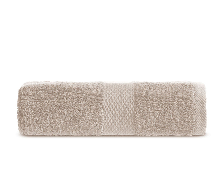 Τυλιγμένη μπεζ πετσέτα χεριών Nef-Nef Homeware που αναδεικνύει τη βελούδινη υφή και το διακοσμητικό τελείωμα.