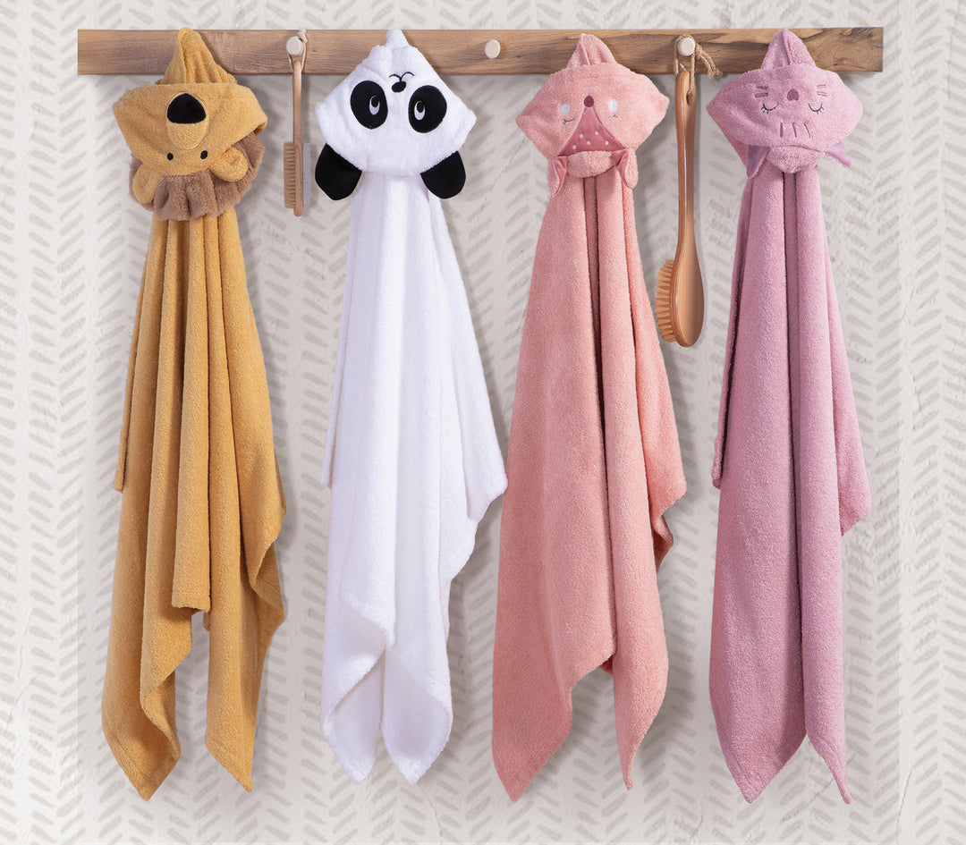 Τέσσερις βρεφικές κάπες με κουκούλα σε σχέδια ζωάκια, κρεμασμένες σε ξύλινη κρεμάστρα: λιονταράκι σε μουσταρδί χρώμα, πάντα σε λευκό, αλεπουδίτσα σε ροζ και γατούλα σε ροζ-μωβ απόχρωση.