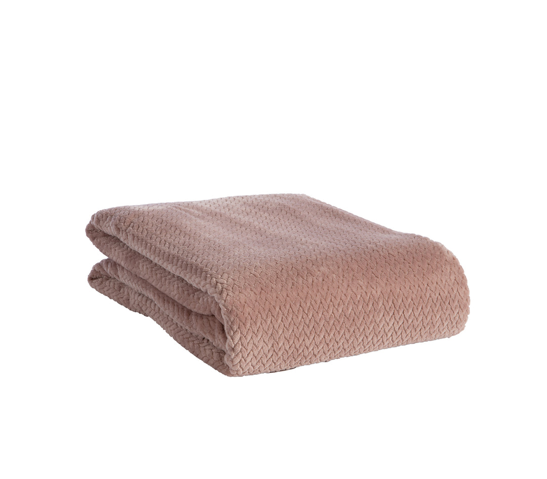 Διπλωμένη ροζ κουβέρτα fleece με απαλή υφή και διακριτικό μοτίβο.