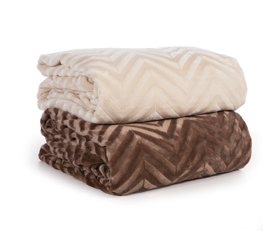 Στοίβα από παπλωματοθήκες fleece με ανάγλυφο μοτίβο σε εκρού και μόκκα αποχρώσεις