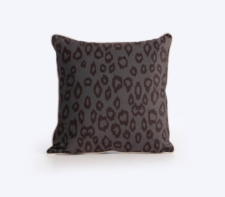 Μαξιλάρι με σχέδιο leopard print σε καφέ και μαύρες αποχρώσεις.