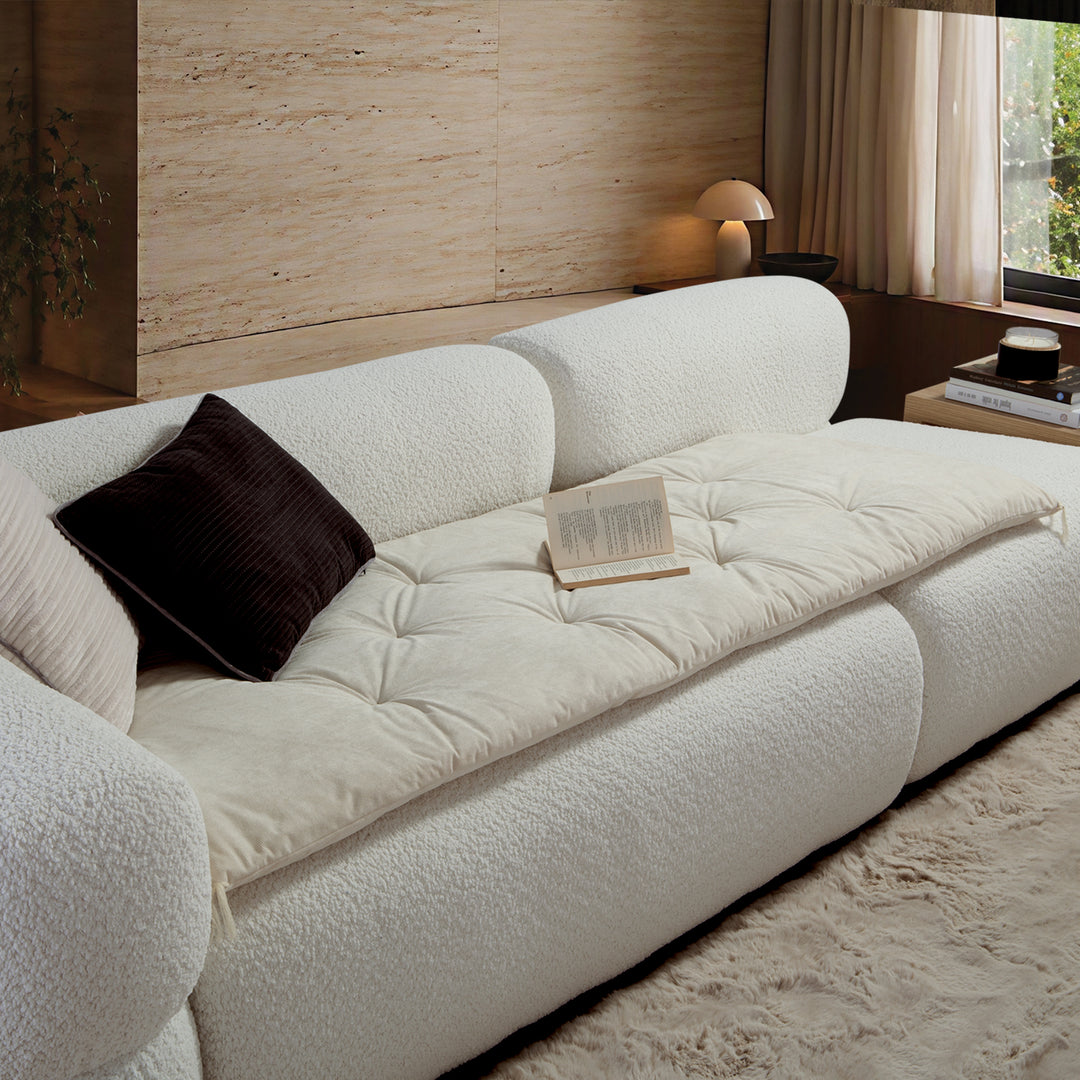 Εκρού ανώστρωμα καναπέ Eriete Nef-Nef Homeware απλωμένο σε λευκό καναπέ, σε μοντέρνο σαλόνι με διακοσμητικό μαξιλάρι.