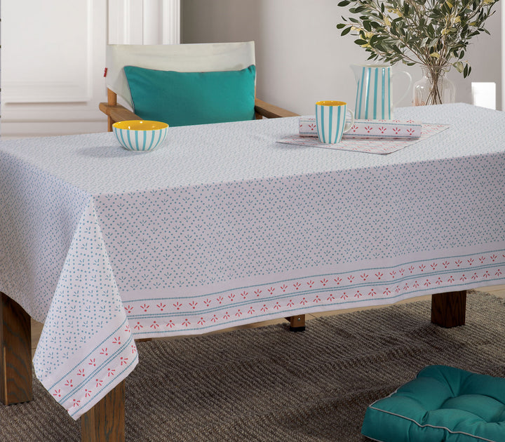 Εκρού βαμβακερή τραβέρσα Ishmar της Nef-Nef Homeware με μπλε και κόκκινες λεπτομέρειες σε τραπέζι με διακοσμητικά και σκεύη.