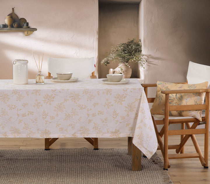 Εκρού βαμβακερό τραπεζομάντηλο Foxy της Nef-Nef Homeware με floral σχέδιο σε ζεστό και φωτεινό τραπέζι.