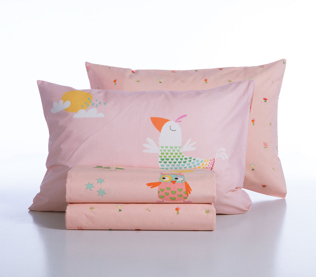 Παιδικά σεντόνια Birds Mania της Nef-Nef Homeware με ροζ φόντο, σχέδια πουλιών και λουλουδιών σε παιδικό κρεβάτι.