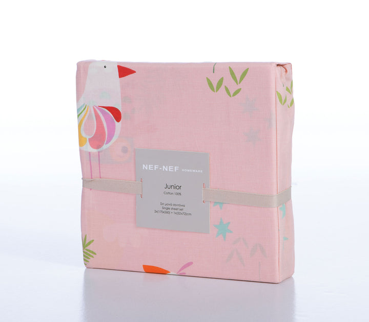 Συσκευασία παιδικού σετ σεντονιών Birds Mania της Nef-Nef Homeware σε ροζ απόχρωση με πουλάκι και μικρά μοτίβα.