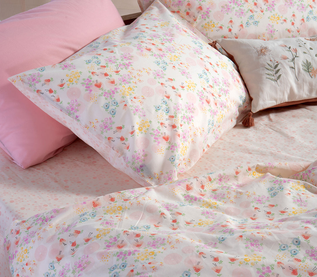 Κοντινή λήψη σε παιδικά σεντόνια Blossom Day της Nef-Nef Homeware με μικρά λουλούδια σε παστέλ αποχρώσεις.