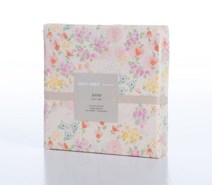 Ροζ παιδικά σεντόνια Blossom Day της Nef-Nef Homeware διπλωμένα με λουλουδάτο σχέδιο σε ουδέτερο φόντο.