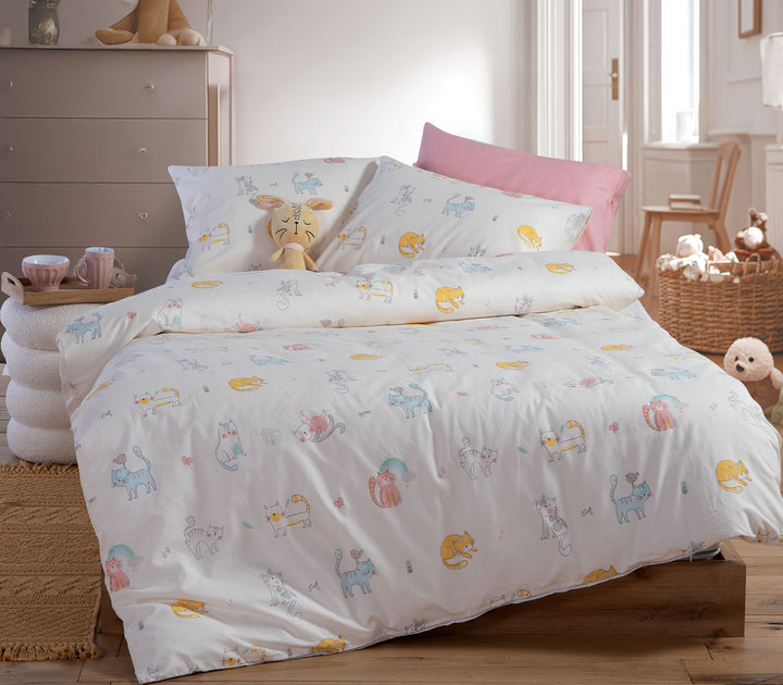 Παιδικό σετ σεντονιών Cat Life της Nef-Nef Homeware με πολύχρωμα γατάκια σε παιδικό δωμάτιο και διακοσμητικό λούτρινο παιχνίδι.