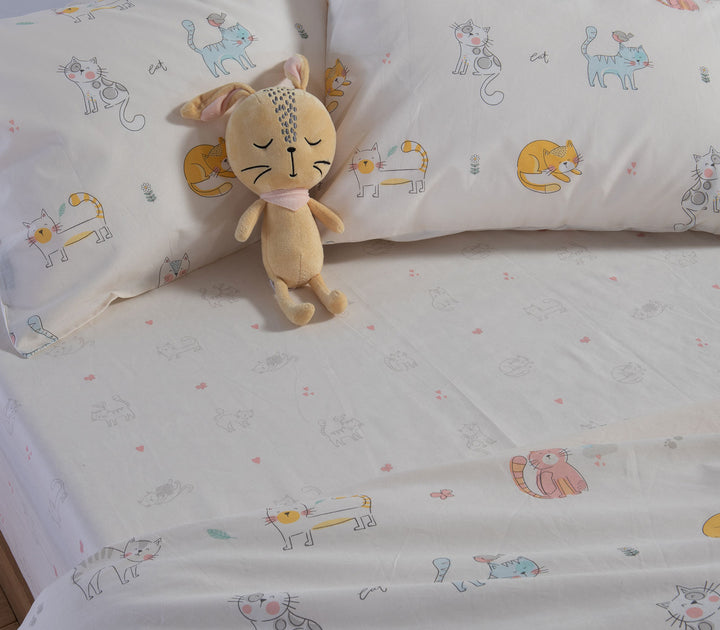 Κοντινή λήψη παιδικών σεντονιών Cat Life της Nef-Nef Homeware με μικρά γατάκια και λούτρινο παιχνίδι επάνω στο κρεβάτι.