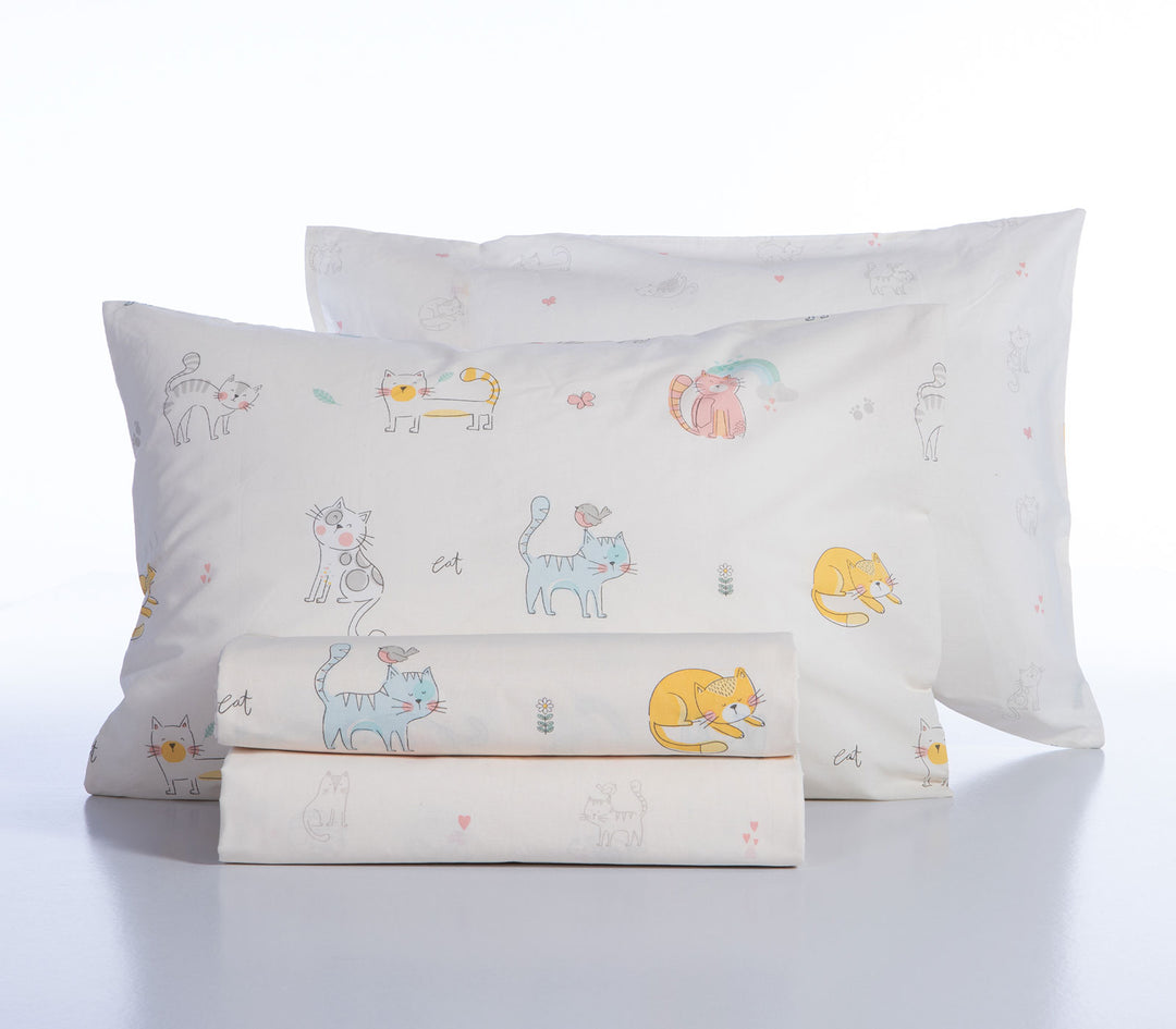 Διπλωμένο παιδικό σετ σεντονιών Cat Life της Nef-Nef Homeware με παιχνιδιάρικα σχέδια γάτας σε παστέλ αποχρώσεις.