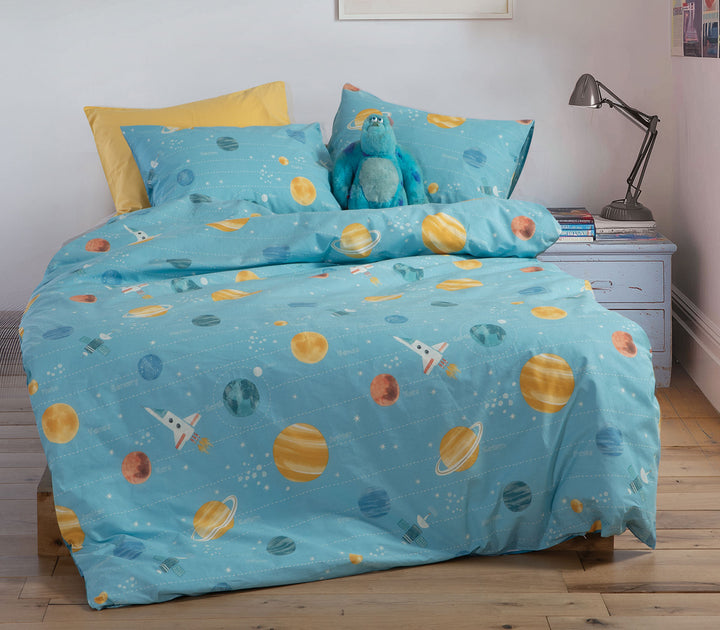Παιδικό σετ σεντονιών This Is My Galaxy της Nef-Nef Homeware με πλανήτες και διαστημόπλοια σε παιδικό δωμάτιο.