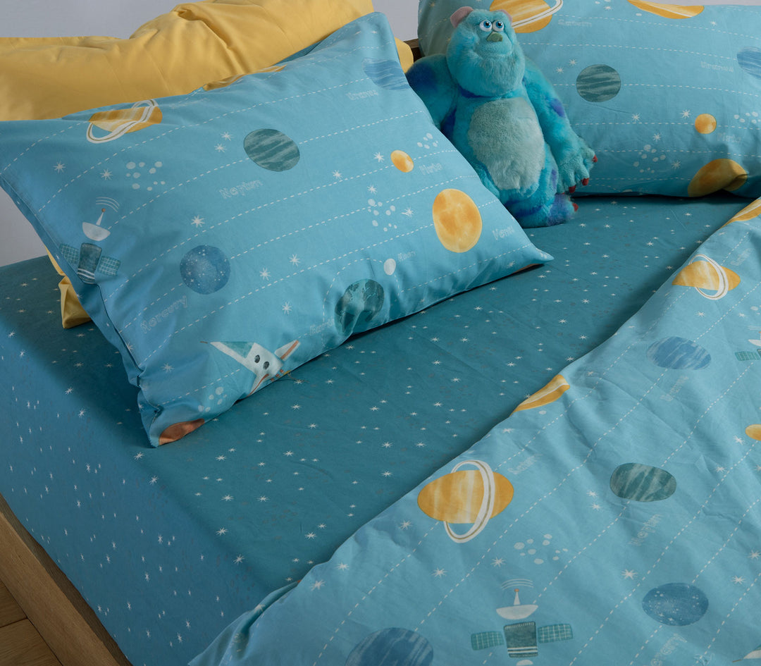 Λεπτομέρεια μπλε κατωσέντονου This Is My Galaxy της Nef-Nef Homeware με μικρά αστέρια και διαστημικό μοτίβο.