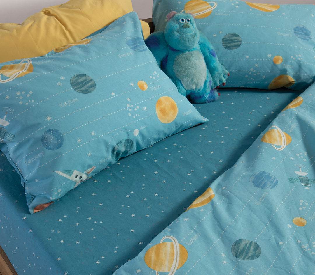 Κοντινή λήψη παιδικών σεντονιών This Is My Galaxy της Nef-Nef Homeware με πλανήτες, αστέρια και λούτρινο παιχνίδι.