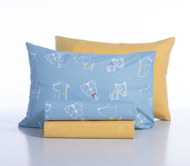 Διπλωμένο σετ παιδικών σεντονιών Dog Life της Nef-Nef Homeware με μπλε φόντο και μικρά σκίτσα σκύλων.