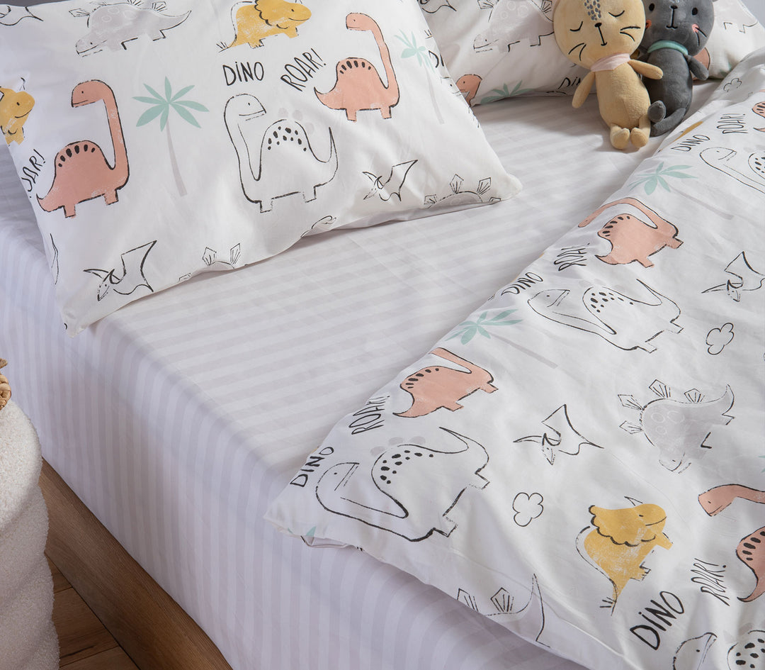Λεπτομέρεια παιδικών σεντονιών Dinosaur Art της Nef-Nef Homeware με δεινόσαυρους και επιγραφή Dino Roar σε εκρού φόντο.